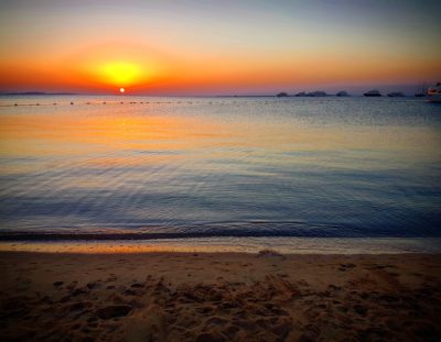 Traumhafter Sonnenaufgang über dem Roten Meer